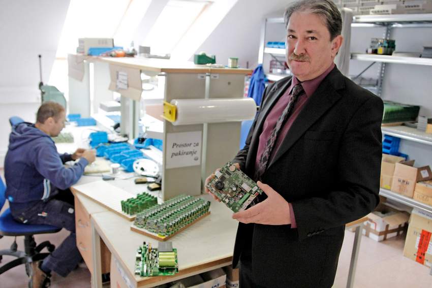 V Četrti poti poleg programske opreme sami izdelajo tudi vso strojno opremo za svoje informacijske sisteme za plačilni promet in informacijske podpore kadrovskih procesov, poudarja generalni direktor Boris Šolar. / Foto: Gorazd Kavčič