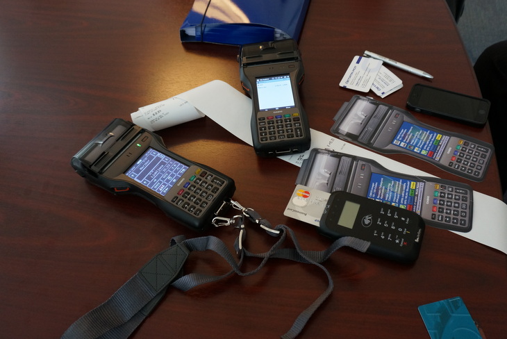 Mobilni terminali CASIO IT-9000, s katerimi bodo po uvedbi na Hrvaških železnicah prodajali vozovnice