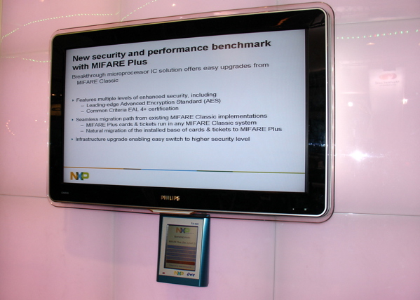NXP s terminalom TA-400 na sejemu CARTES 2008 v Parizu