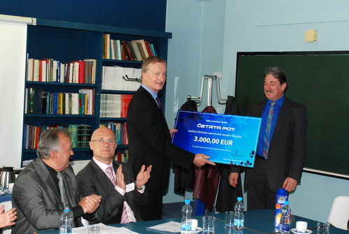 Četrta pot podarja Združenju zdravstvenih zavodov Slovenije 3.000 EUR